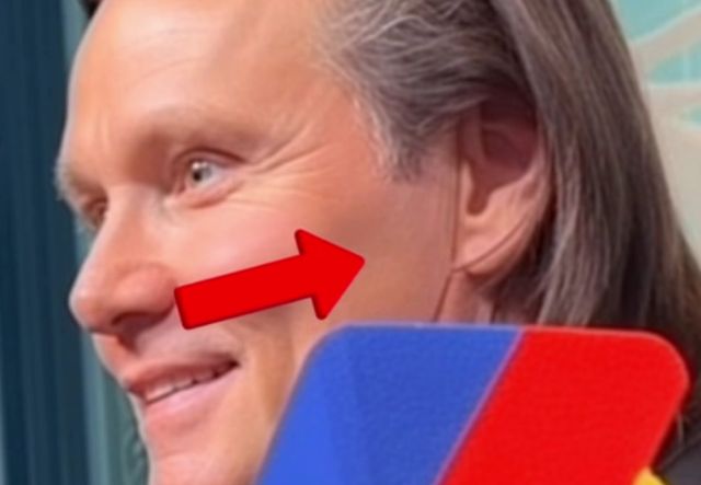 Jim Carrey Mask Reveals Tape Near The Ear??!!