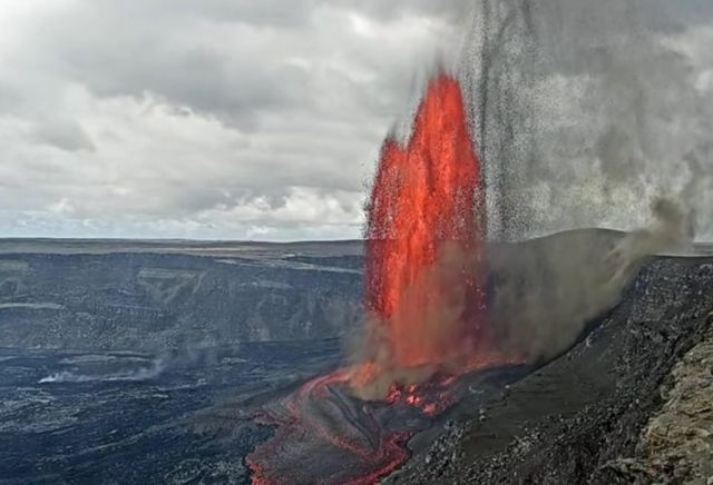 Live Eruption Volcano, Lava fountaining Happening